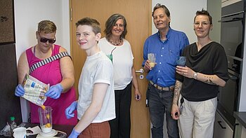 Mitarbeitende und Besucher:innen des Teilhabezentrums Nidda bei der gemeinsamen Zubereitung von Smoothies.