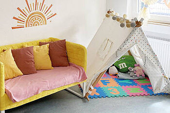 Innenansicht mit Zelt und Sofa