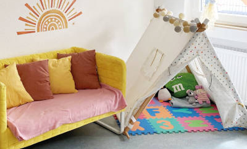 Innenansicht mit Zelt und Sofa