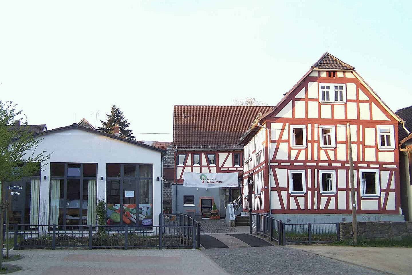 Ein Bild mit dem Gebäude von Dorftreff und Familienzentrum Nidda-Wallernhausen.