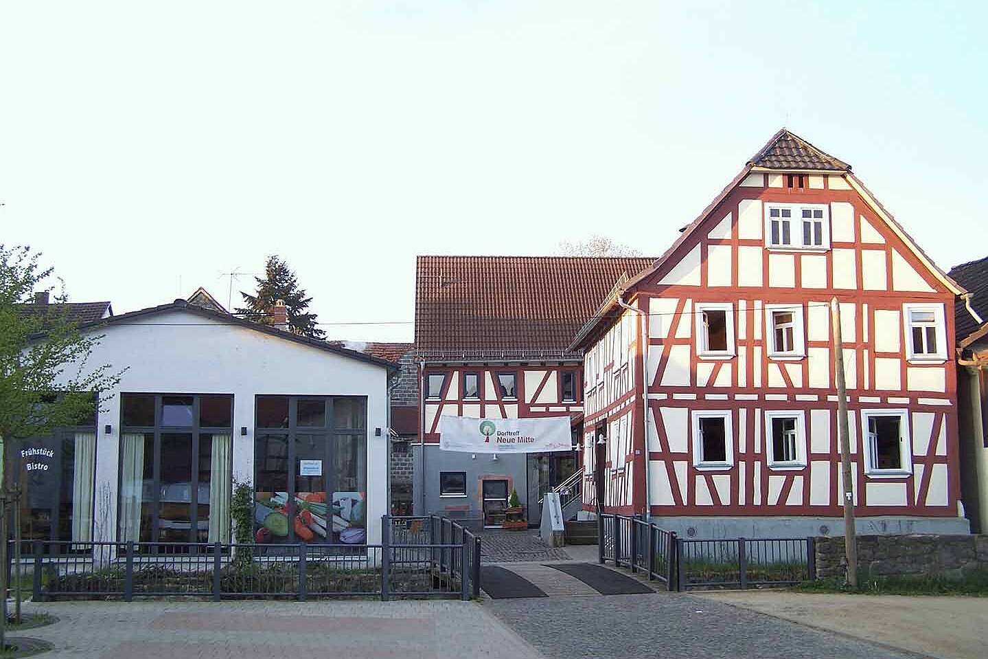 Ein Bild mit dem Gebäude von Dorftreff und Familienzentrum Nidda-Wallernhausen.
