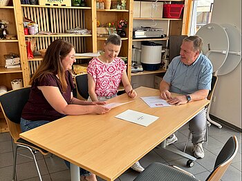 Mira Weiß,  Marion Götz und Christoff Jung tauschen sich über die Arbeit im Familienzentrum aus.