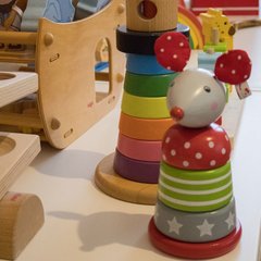 Buntes Holzspielzeug auf einem Regal im Friedberger Piccolino. Buntes Holzspielzeug auf einem Regal im Friedberger Piccolino.