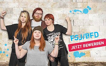 Symbolbild für den Freiwilligendienst mit vier jungen Menschen in guter Laune.