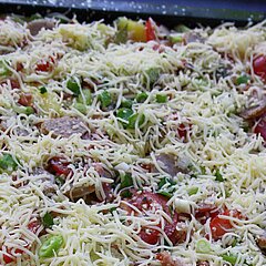 Bild von einer noch nicht gebackenen Pizza.