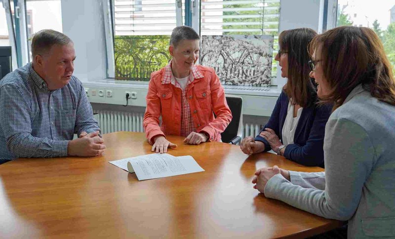 Bei der Vertragsunterzeichnung v. l. n. r.: Christoff Jung (RDO), Marion Götz (Wette-raukreis), Susanne Martin-Ploner (RDO), Irina Miroshnychenko (RDO)