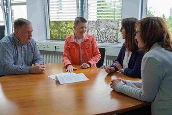 Bei der Vertragsunterzeichnung v. l. n. r.: Christoff Jung (RDO), Marion Götz (Wette-raukreis), Susanne Martin-Ploner (RDO), Irina Miroshnychenko (RDO)
