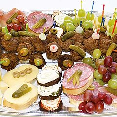 Bild von einer Servierplatte mit verschiedenen Häppchen.