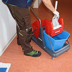 Bild vom Bodenwischen mit professioneller Ausrüstung.