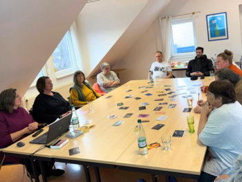 Klient:innen aus dem THZ Nidda und Büdingen gemeinsam mit Bereichsleitung und Koordinatorin am Tisch.