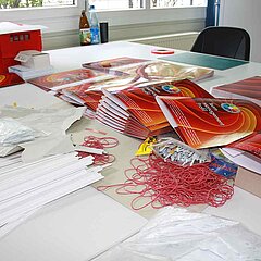 Bild von Stapeln gedruckter Hefte.