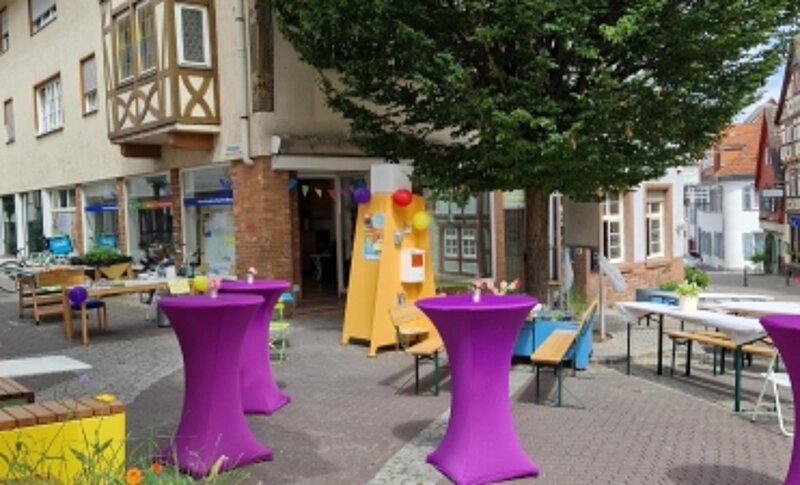 Außenansicht vom Fünf-Finger-Treff mit Stehtischen im Außenbereich