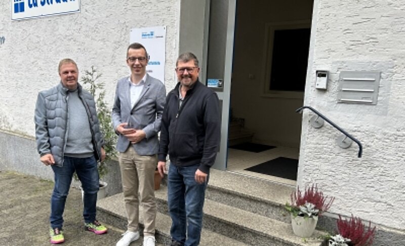 Erster Kreisbeigeordneter Patrick Krug (Mitte) wird dort von Christoff Jung (links) und Andreas Wiedenhöft begrüßt.