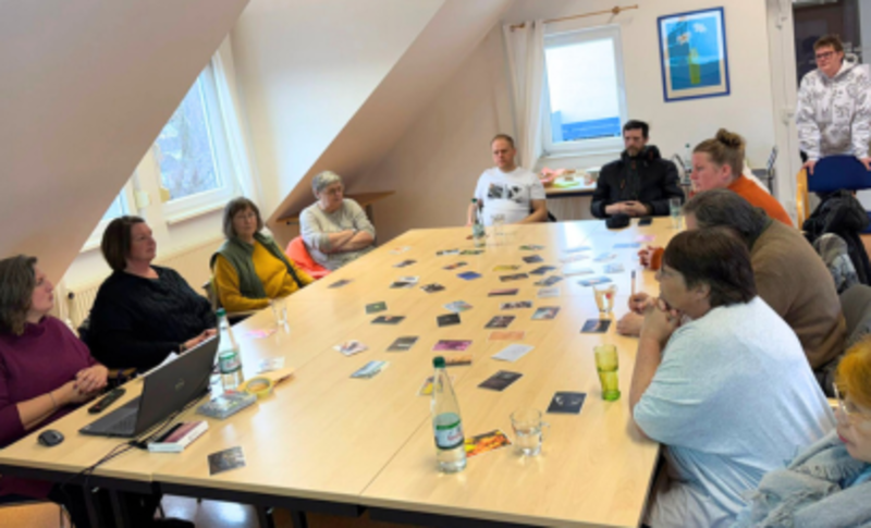 Klient:innen aus dem THZ Nidda und Büdingen sitzen zusammen mit Bereichsleitung und Koordinatorin am Tisch.