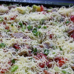 Bild von einer noch nicht gebackenen Pizza.