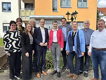  Vertreterinnen und Vertreter der LIGA der Freien Wohlfahrtspflege Wetterau mit Landrat Jan Weckler und Sozialdezernentin Marion Götz vor dem Caritaszentrum St. Bardo in Friedberg.
