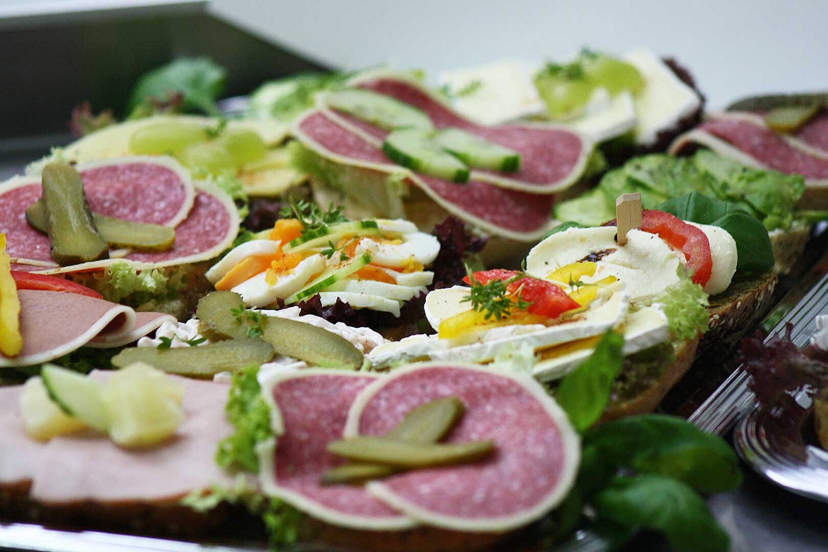 Bild von belegten Brötchen.