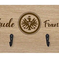 Bild von einem Schlüsselbrett aus Holz mit einem Laserdruck.